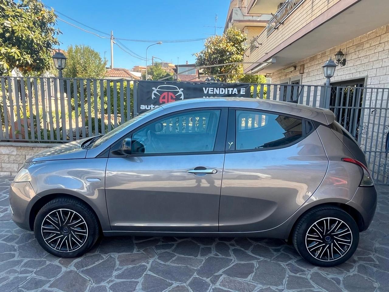 Lancia Ypsilon 1.2 69 CV 5 porte Platinum adatta neopatentati