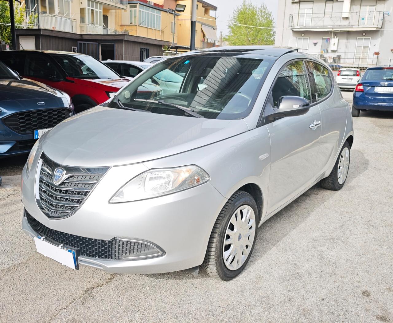 Lancia Ypsilon 1.2 69 CV con tetto apribile