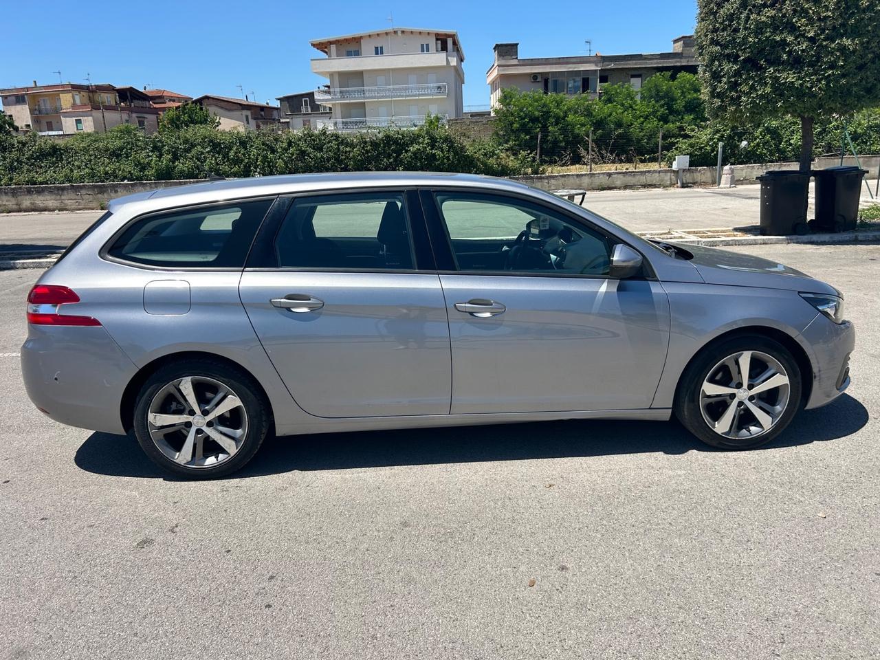Peugeot 308 BlueHDi 130 S&S SW Allure da vetrina