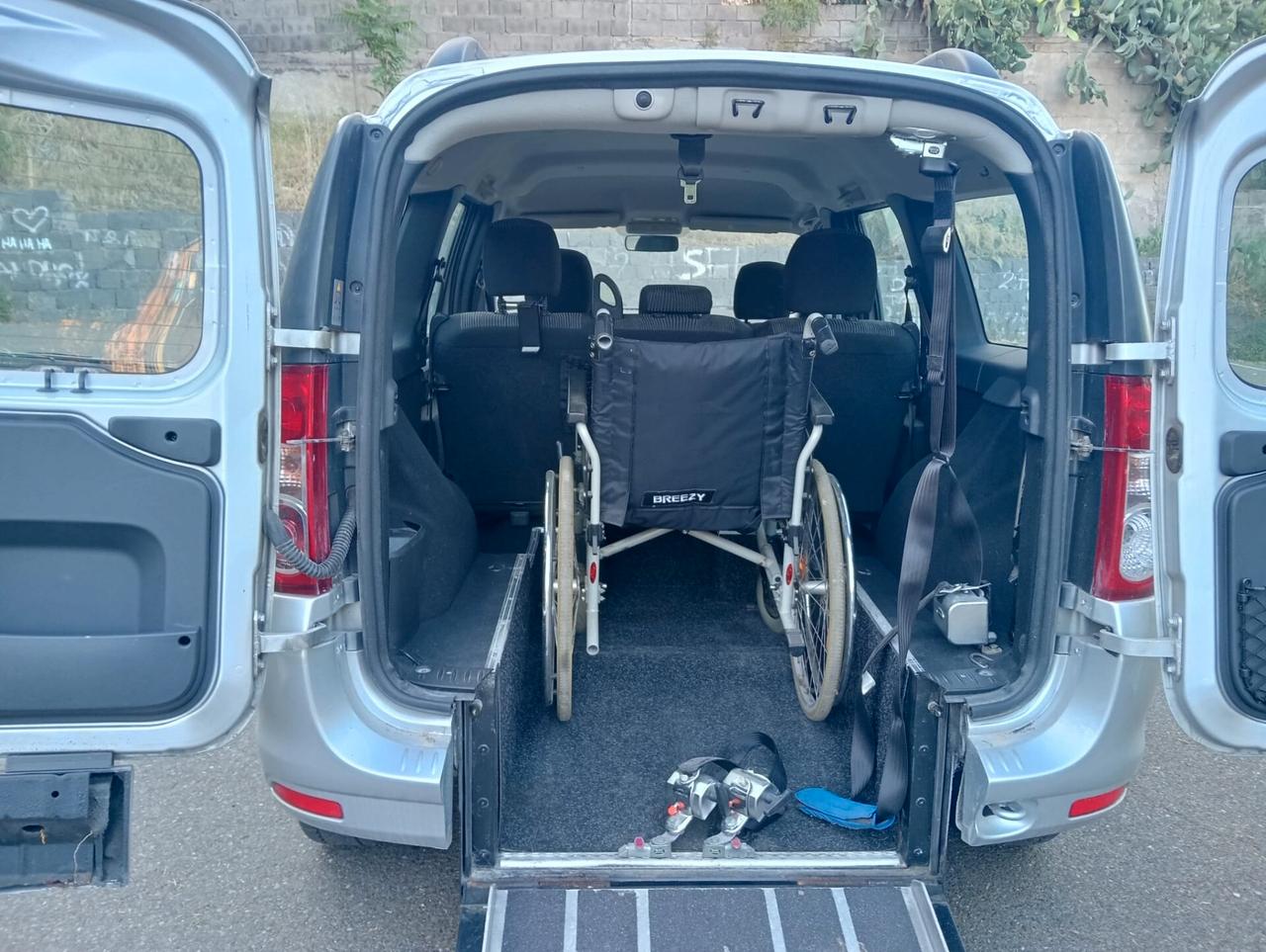 Dacia Logan pianale ribassato trasporto disabili