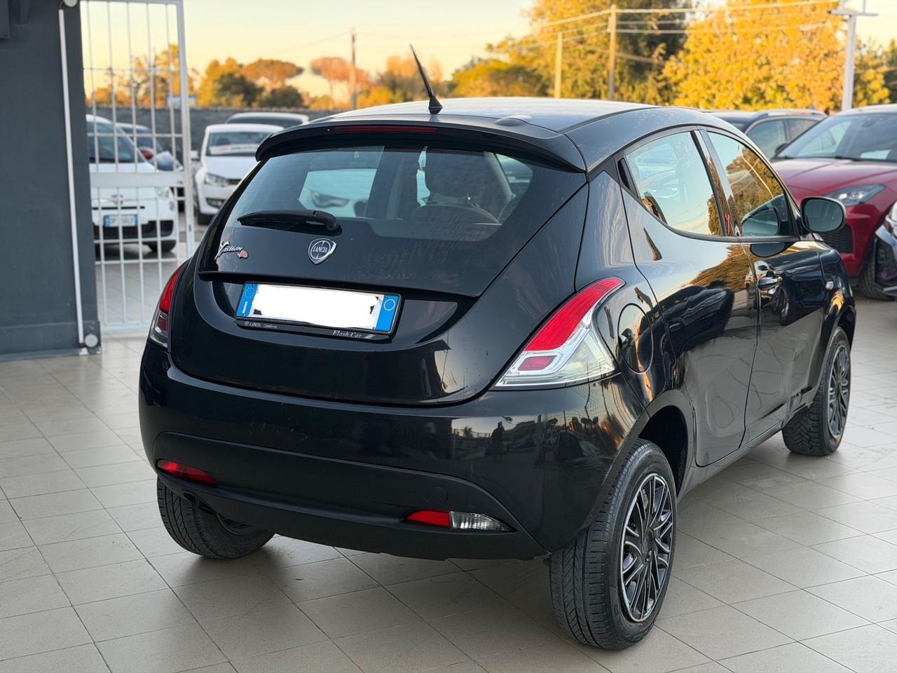 Lancia Ypsilon 0.9 TwinAir 85 CV 5 porte Metano Ecochic Silver