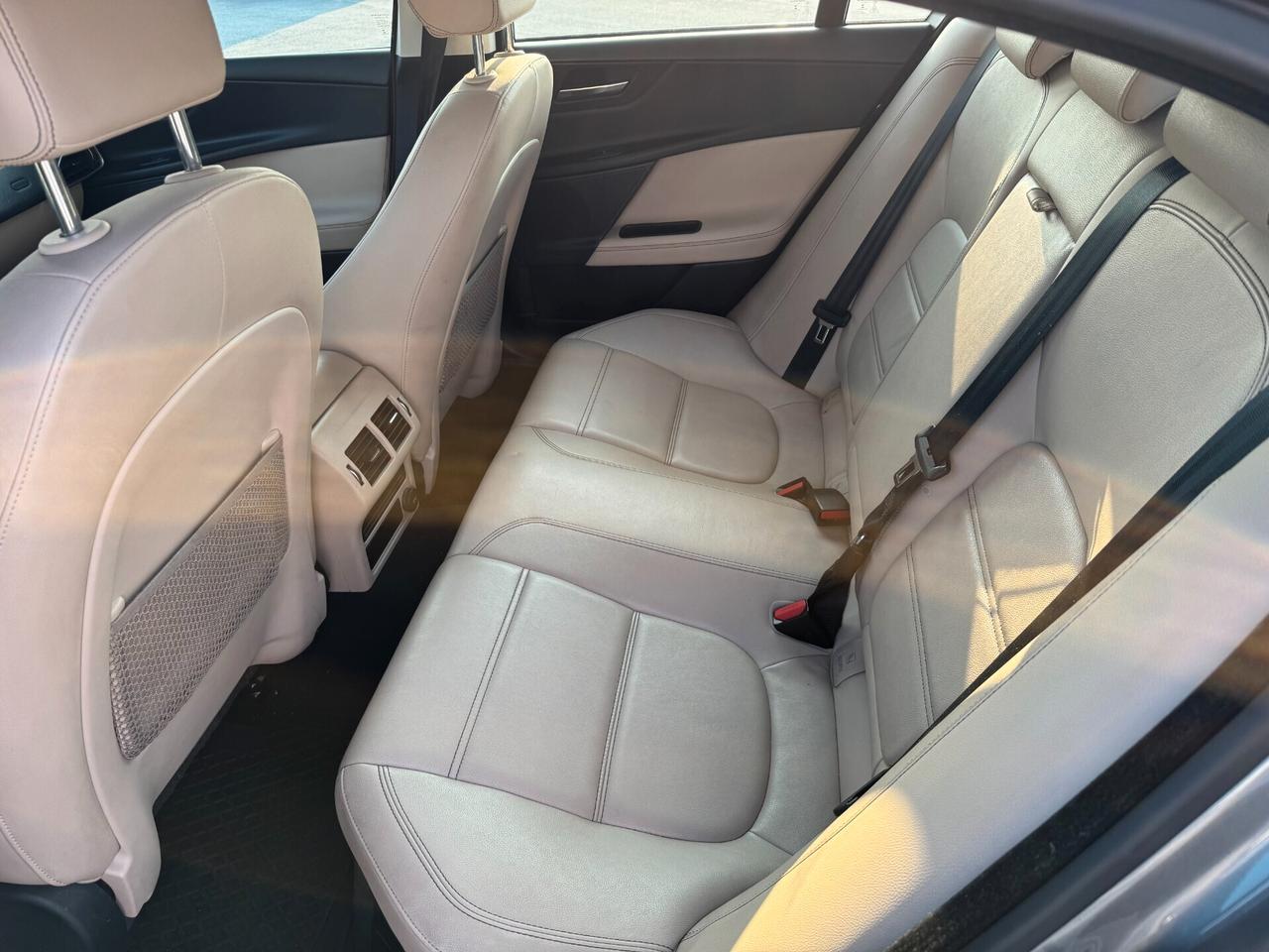 Jaguar XE 2.0 D Turbo 180CV aut. Pure