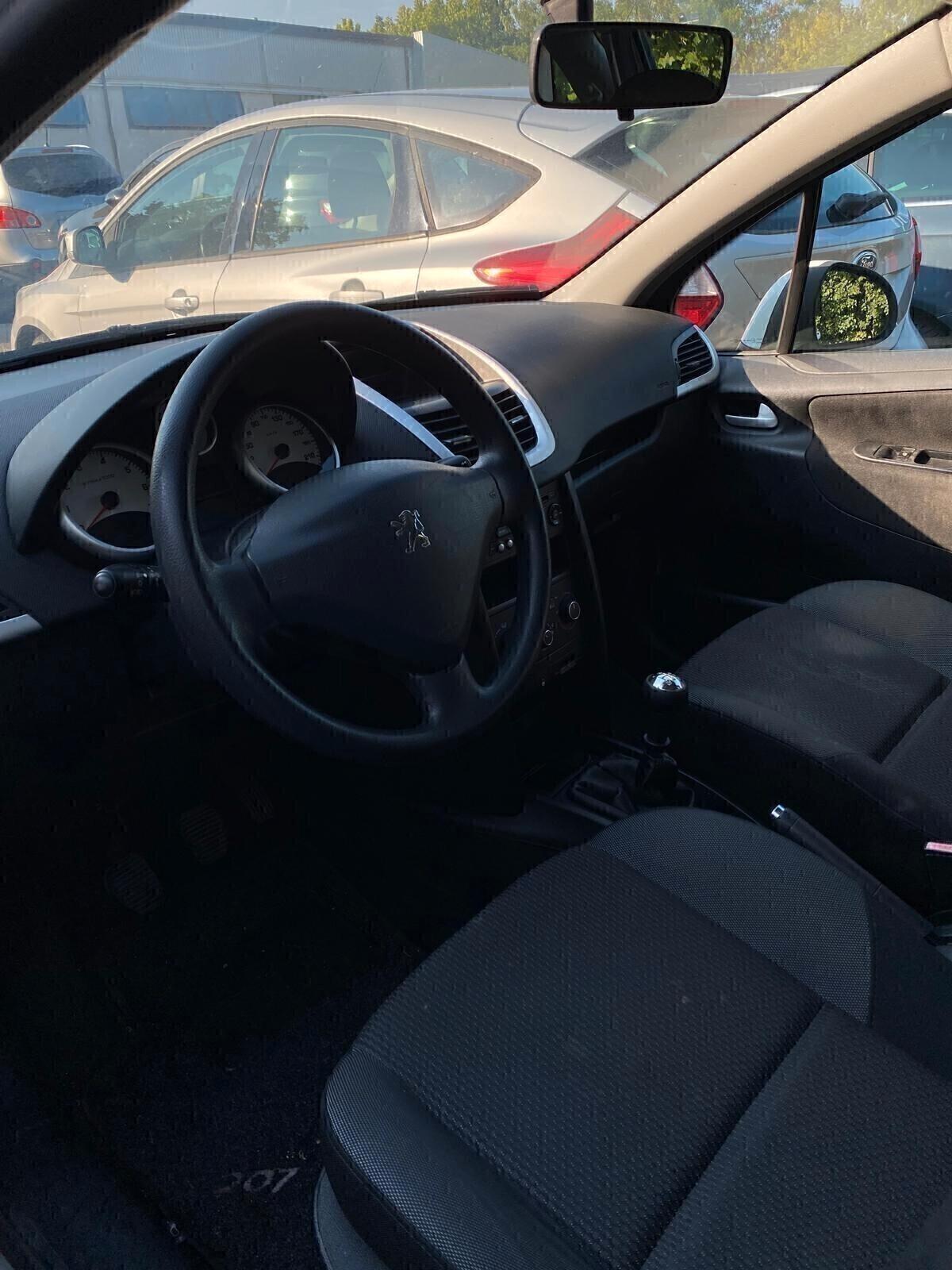 Peugeot 207 1.4 benzina Neopatentati