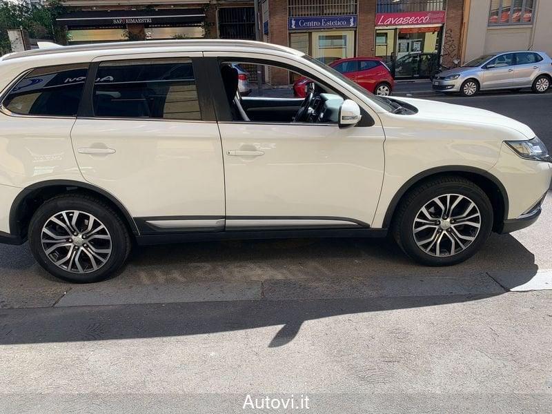 Mitsubishi Outlander 2.2 DI-D 4WD Instyle Plus SDA 7p.