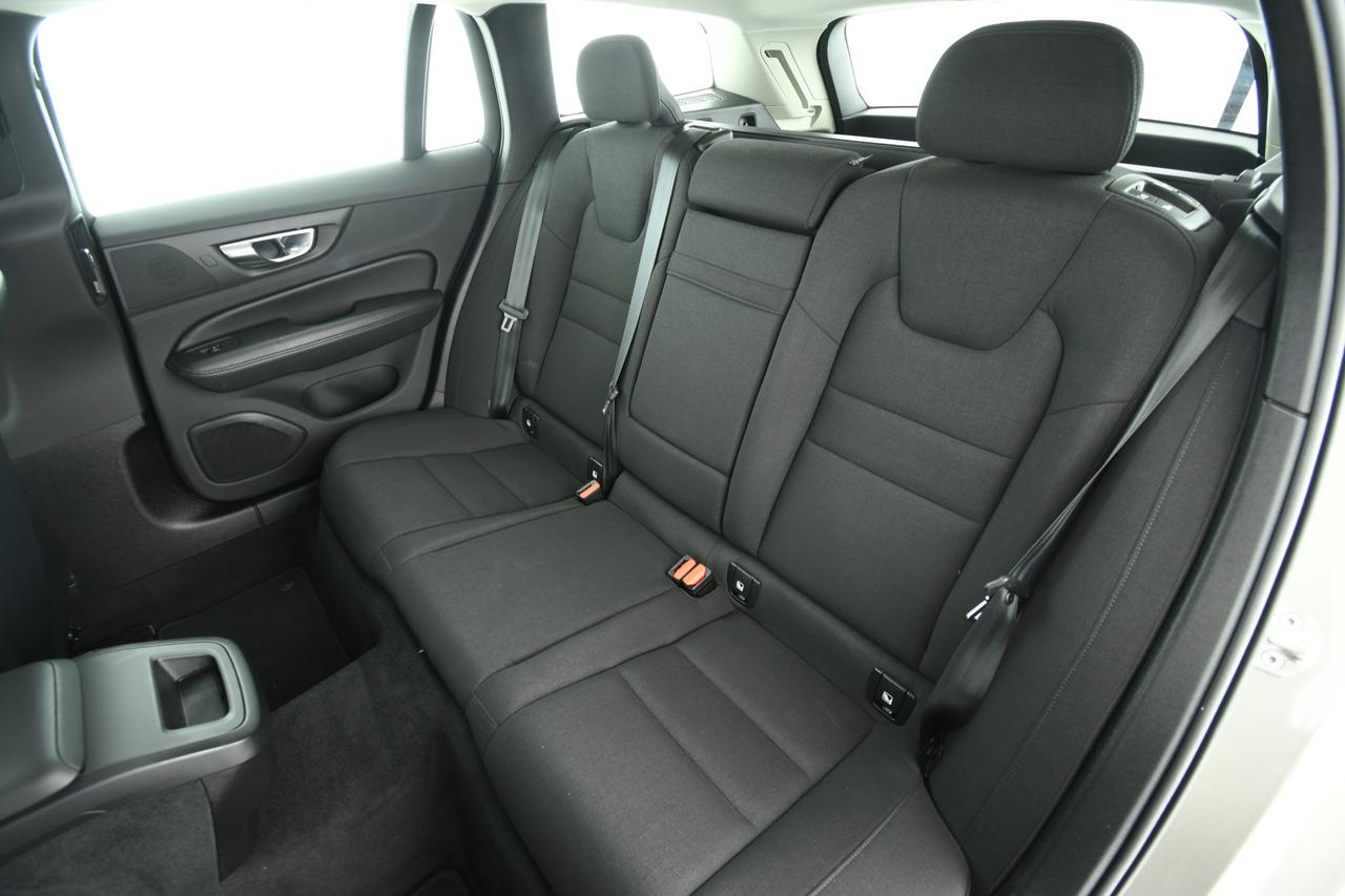 VOLVO V60 2.0 b4 Momentum Business auto NEOPATENTATI+C17"