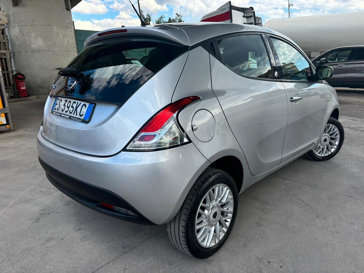 Lancia Ypsilon 0.9 TWINAIR 85 CV 5P METANO ECOCHIC GOLD