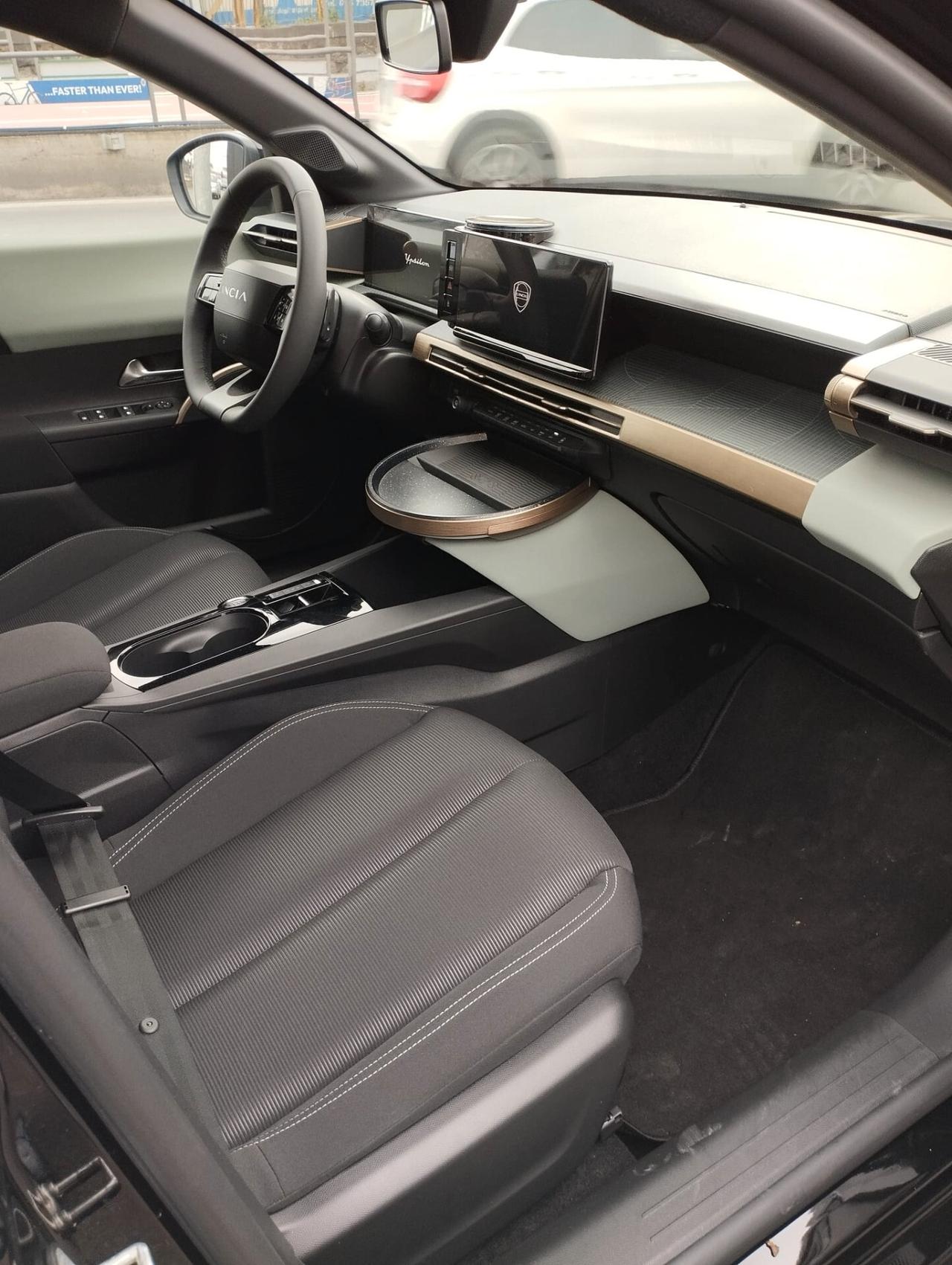 Lancia Ypsilon Hybrid e-DCT Edizione Cassina