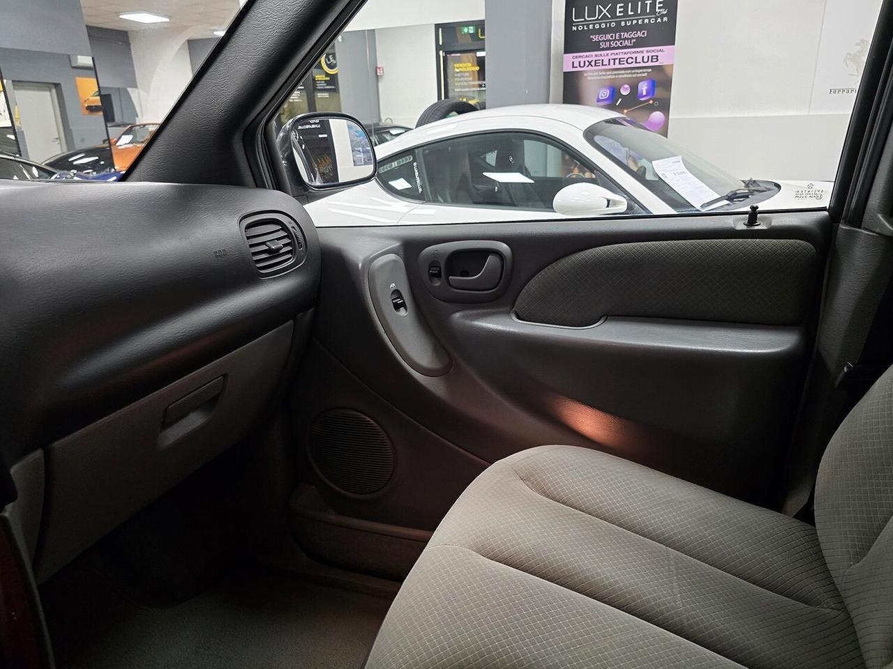 Chrysler Voyager 2.5 143cv 7 posti! 1st class! display! GAR.12 MESI