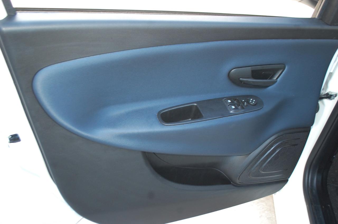 Lancia Ypsilon 1.0 firefly 70CV hybrid Oro S&S Uff Italy USB