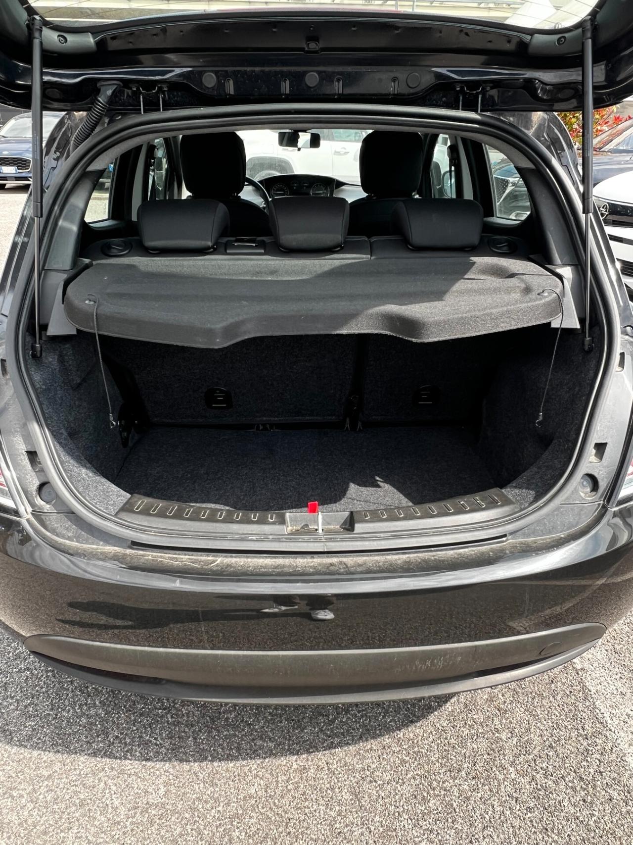Lancia Ypsilon 1.0 FireFly 5 porte S&S Hybrid Ecochic Silver