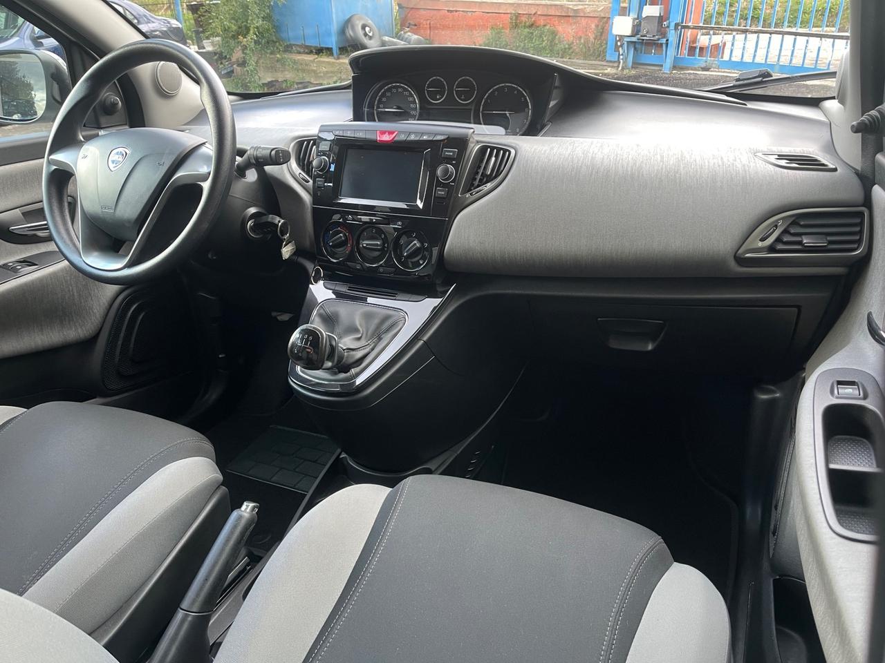 Lancia Ypsilon 1.2 69 CV5porte Silver-soloKm47500-