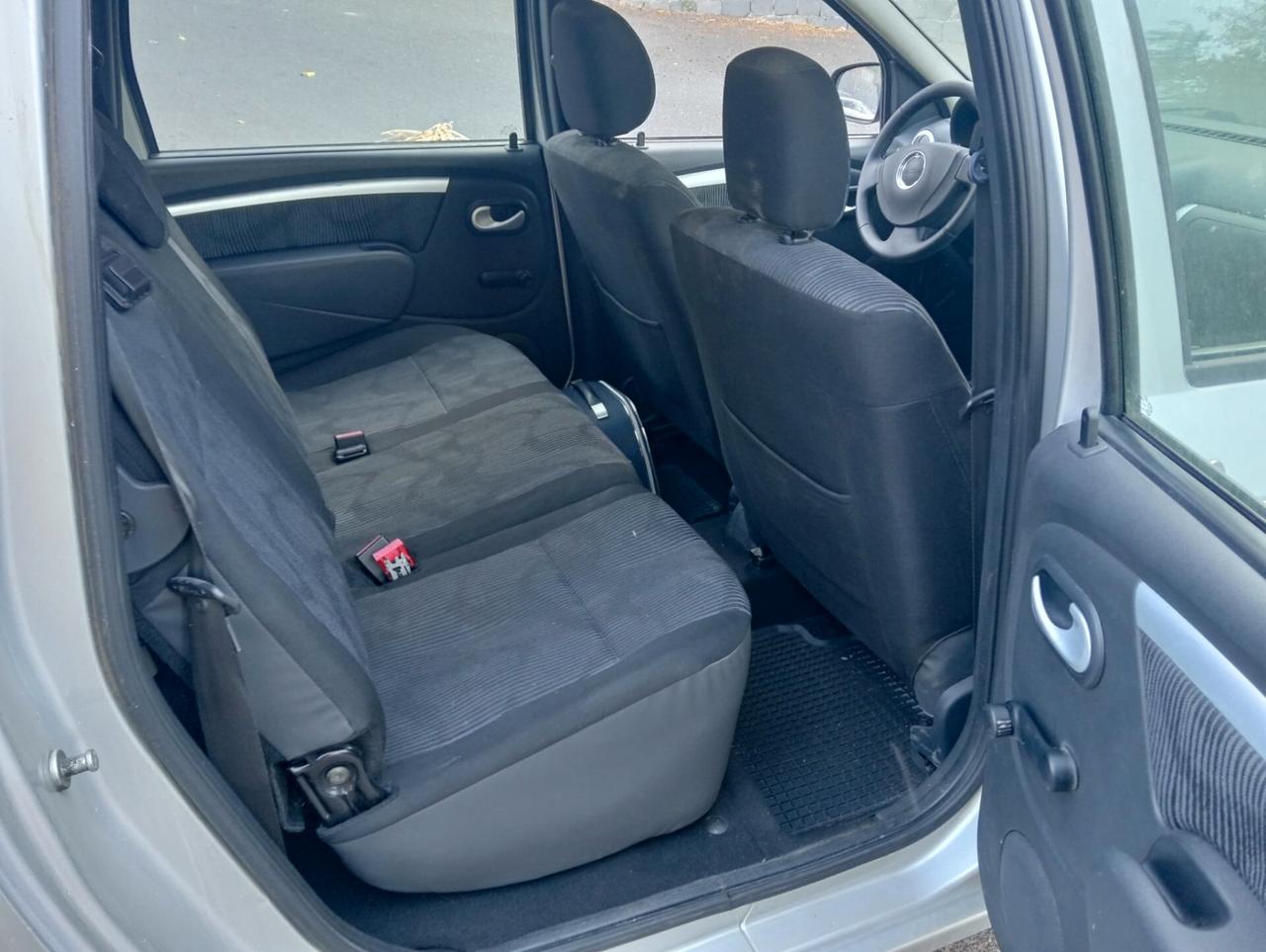 Dacia Logan pianale ribassato trasporto disabili