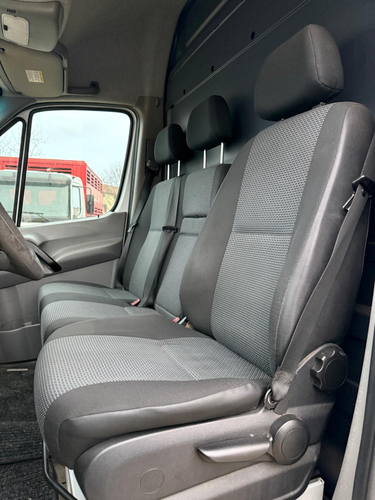 Mercedes Benz sprinter L2H2