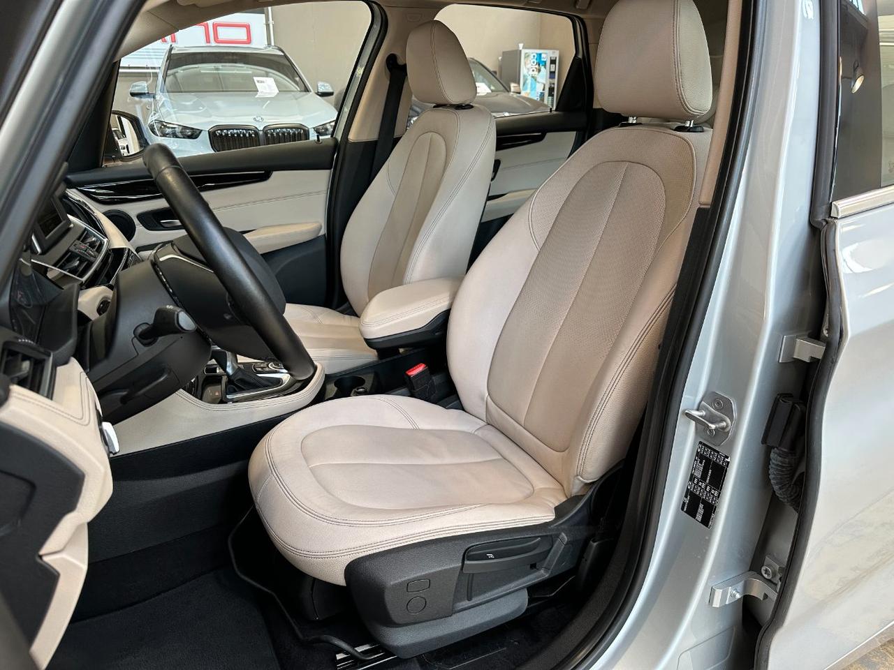 BMW 216 d Active Tourer Luxury Auto - LED - 17" - Pelle - Navi