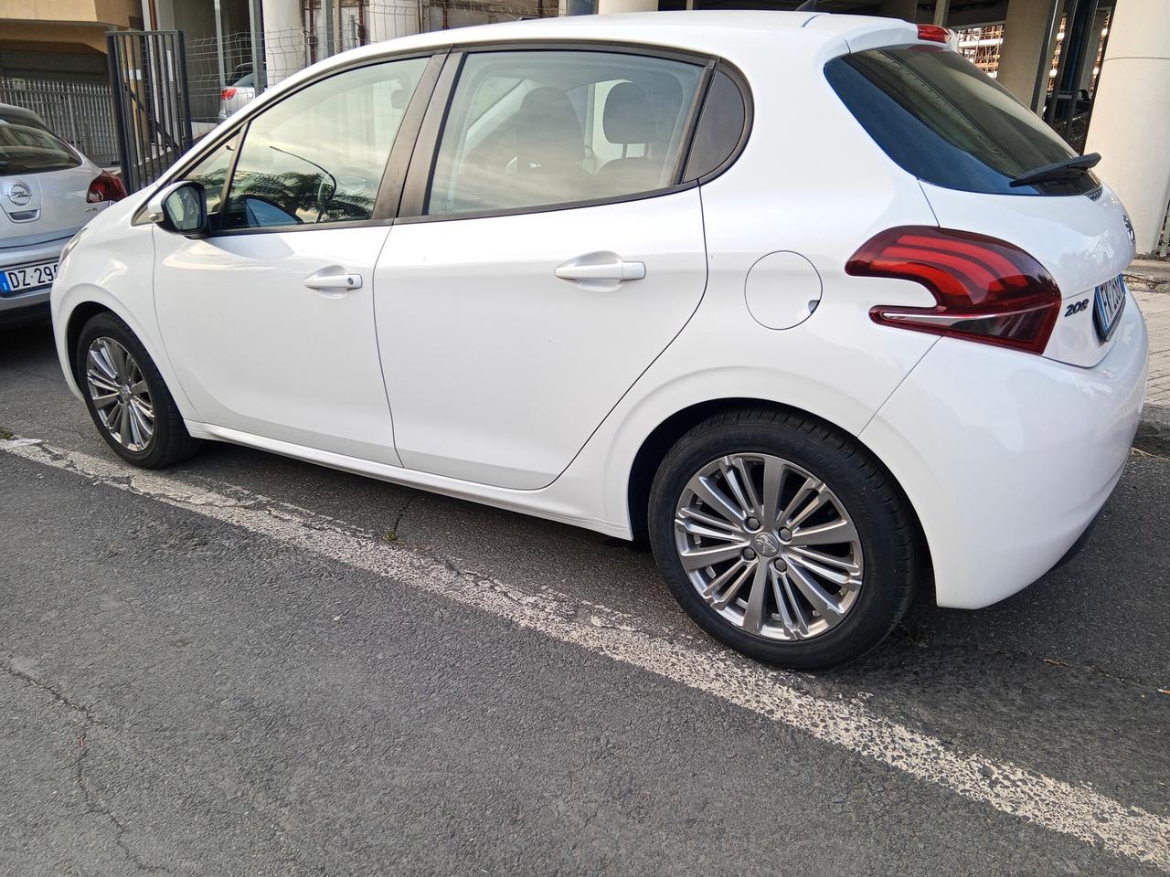 Peugeot 208 PureTech 82 5 porte Allure