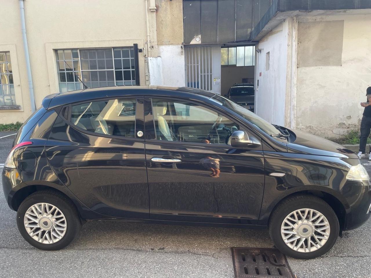 Lancia Ypsilon 0.9 TwinAir 85 CV 5 porte Metano Ecochic Gold