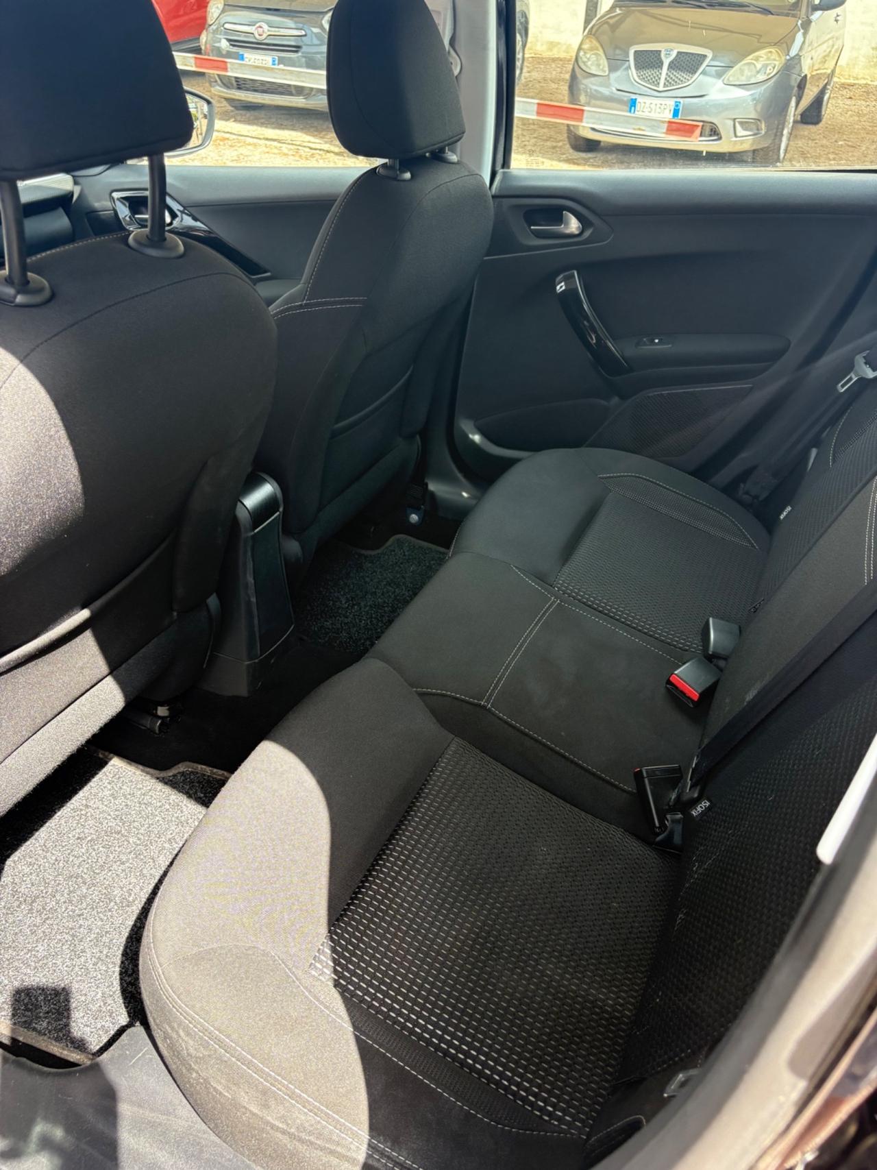 Peugeot 208 PureTech 82 5p. GPL Allure
