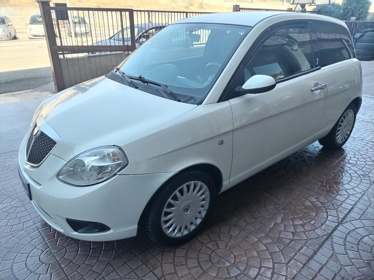 Lancia Ypsilon 1.3 MJT 75 CV Versus