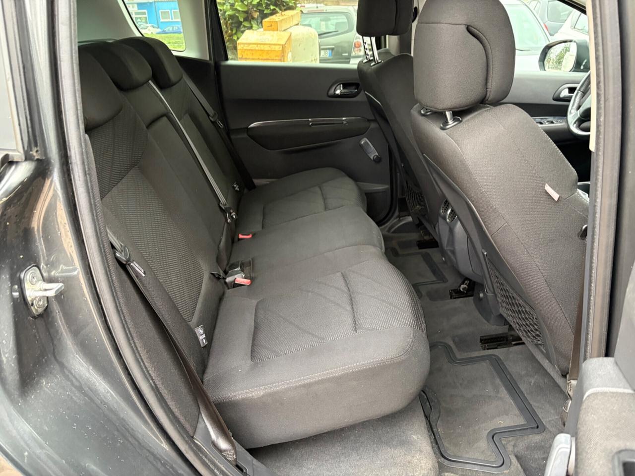 Peugeot 3008 1.6 HDi 110CV cambio robotizzato Business