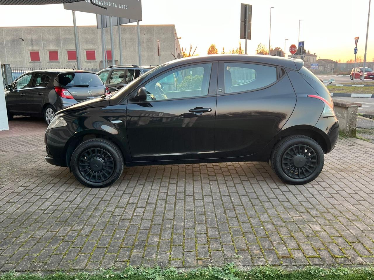 Lancia Ypsilon 0.9 TwinAir 5 porte Metano Ecochic Black and Noir