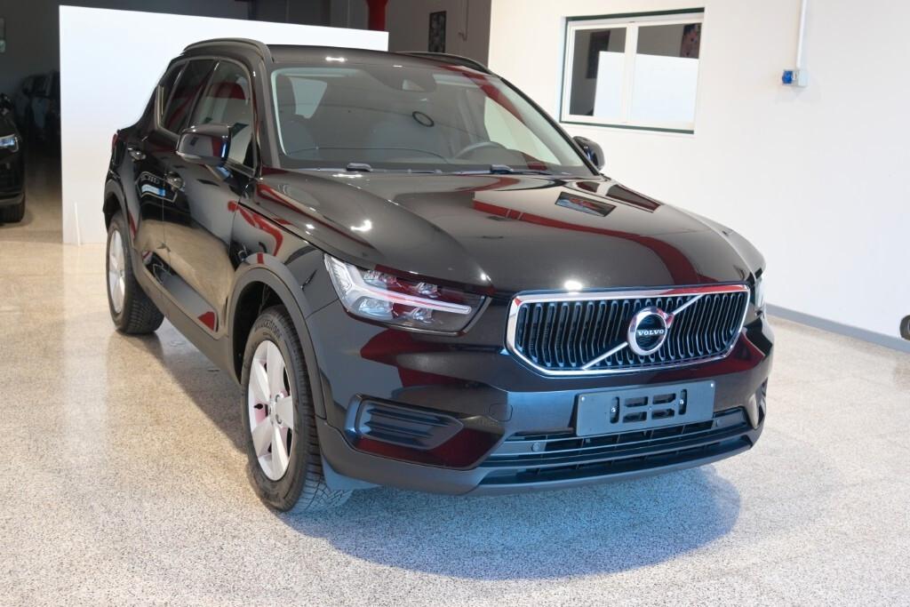 VOLVO XC40 2.0D D3 150CV 6M. MOMENTUM CORE ( FARI LED - COCKPIT - CRUISE - MIRROR - NAVI - SENSORI POST. - TELECAMERA POST. )