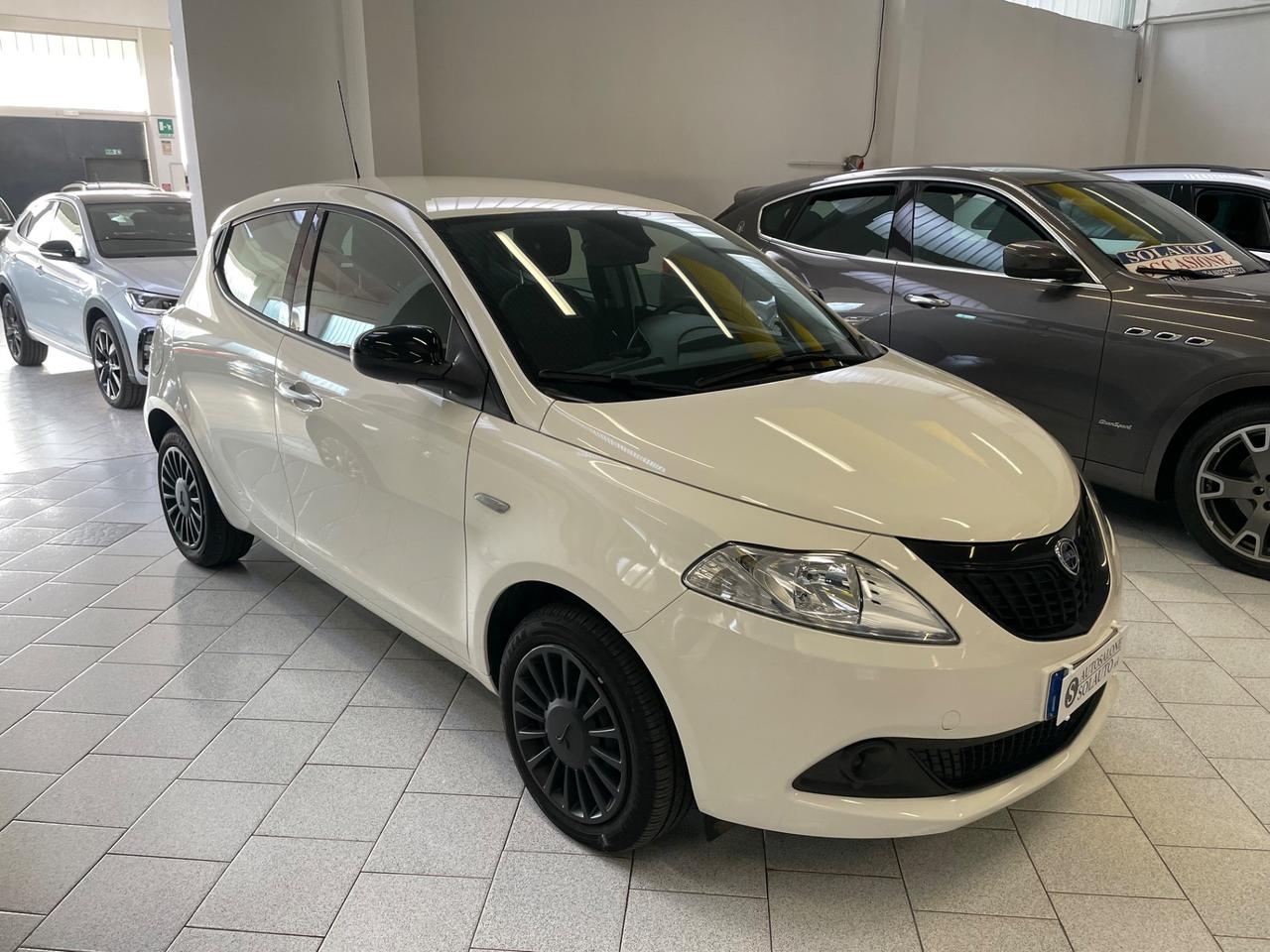 Lancia Ypsilon 1.0 FireFly 5 porte S&S Hybrid Silver