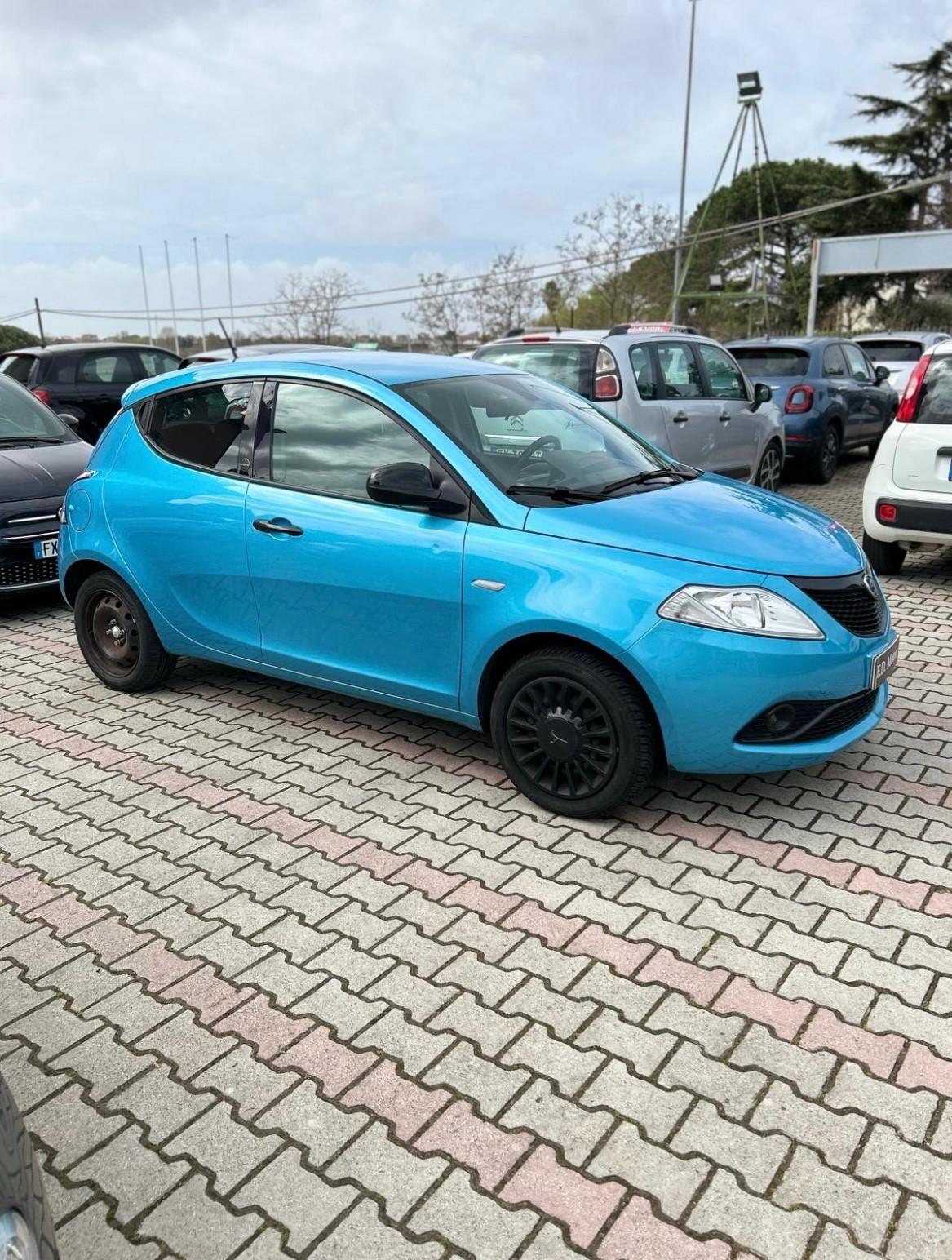 Lancia Ypsilon 1.0 FireFly 5 porte S&S Hybrid Ecochic Silver