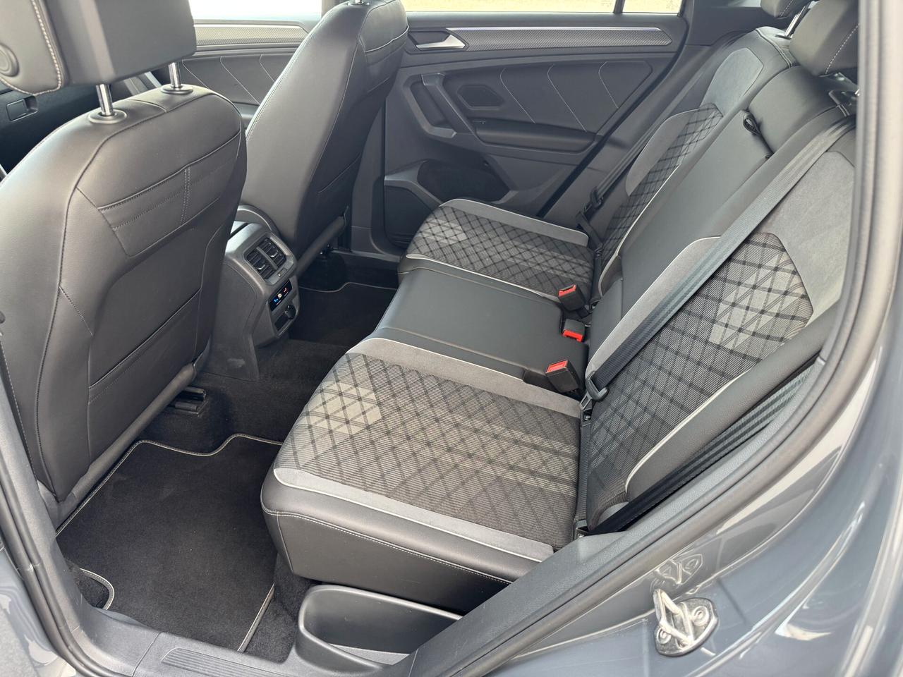 Volkswagen Tiguan 2.0 tdi R-Line 150cv DSG + Fari Matrix Service VW