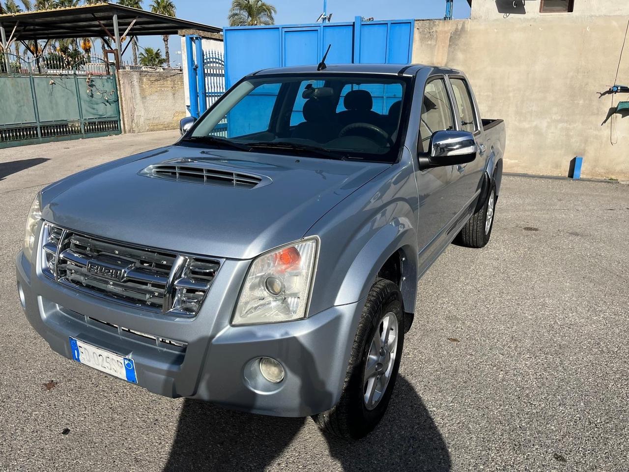 IsuzuD-Max-3.0T.D-4WD/4P-c.aut-km135000-2010