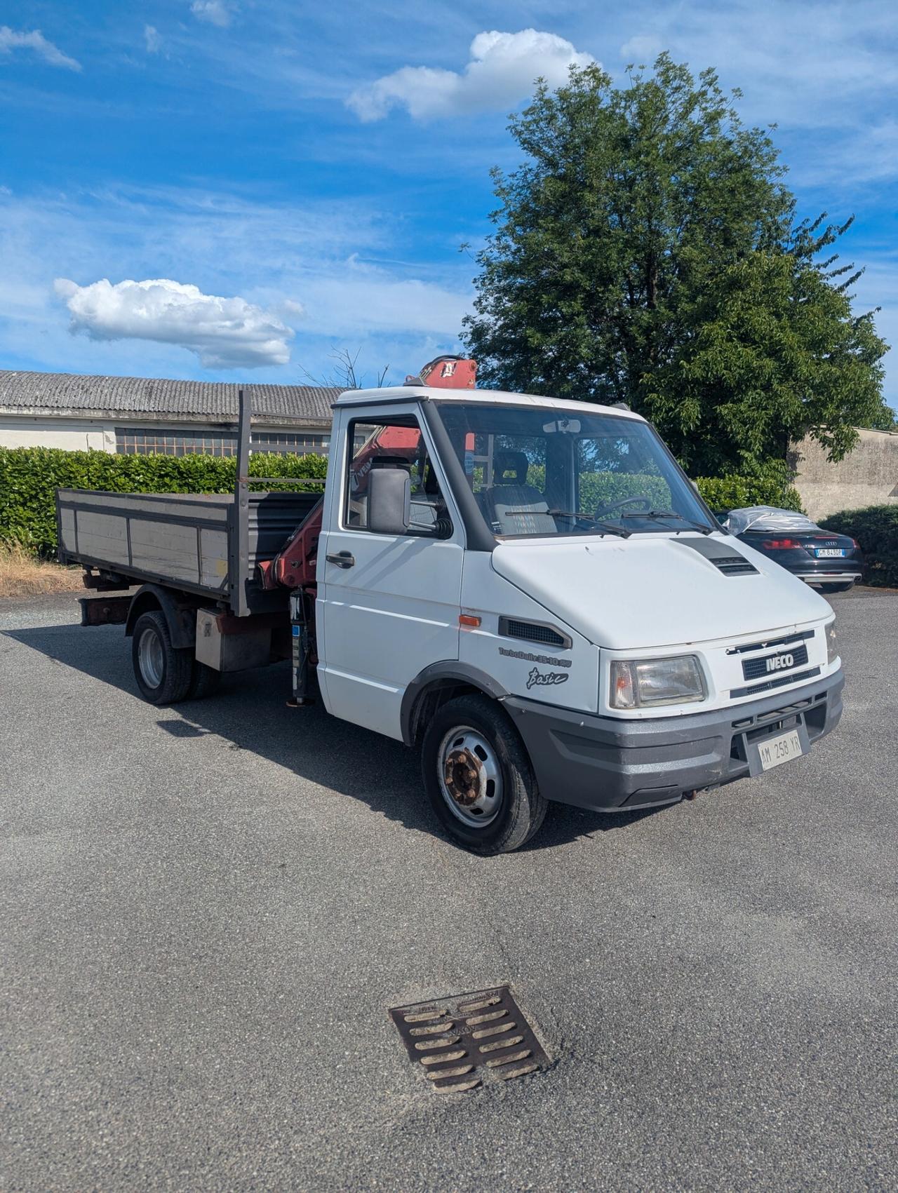 Iveco Daily 35.10 con gru
