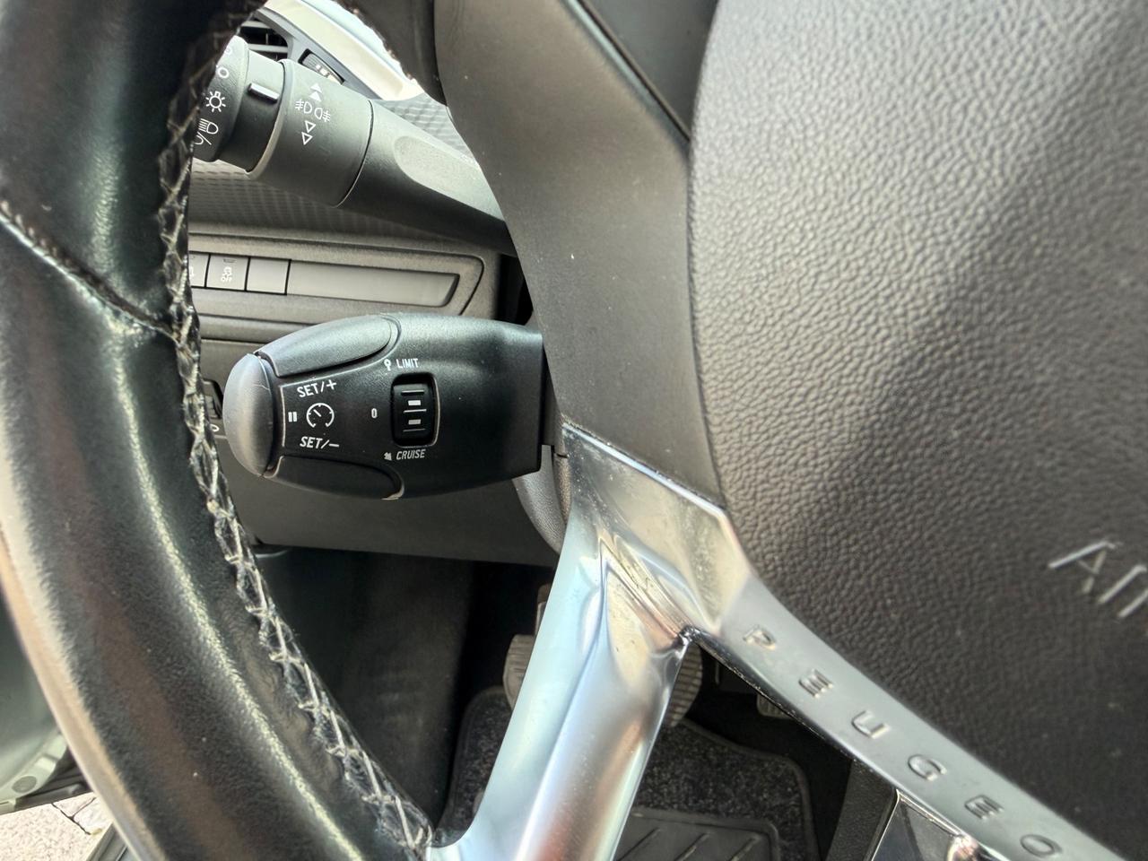 Peugeot 208 1.6 BlueHDi 100cv 5p. Allure GR. OPACO