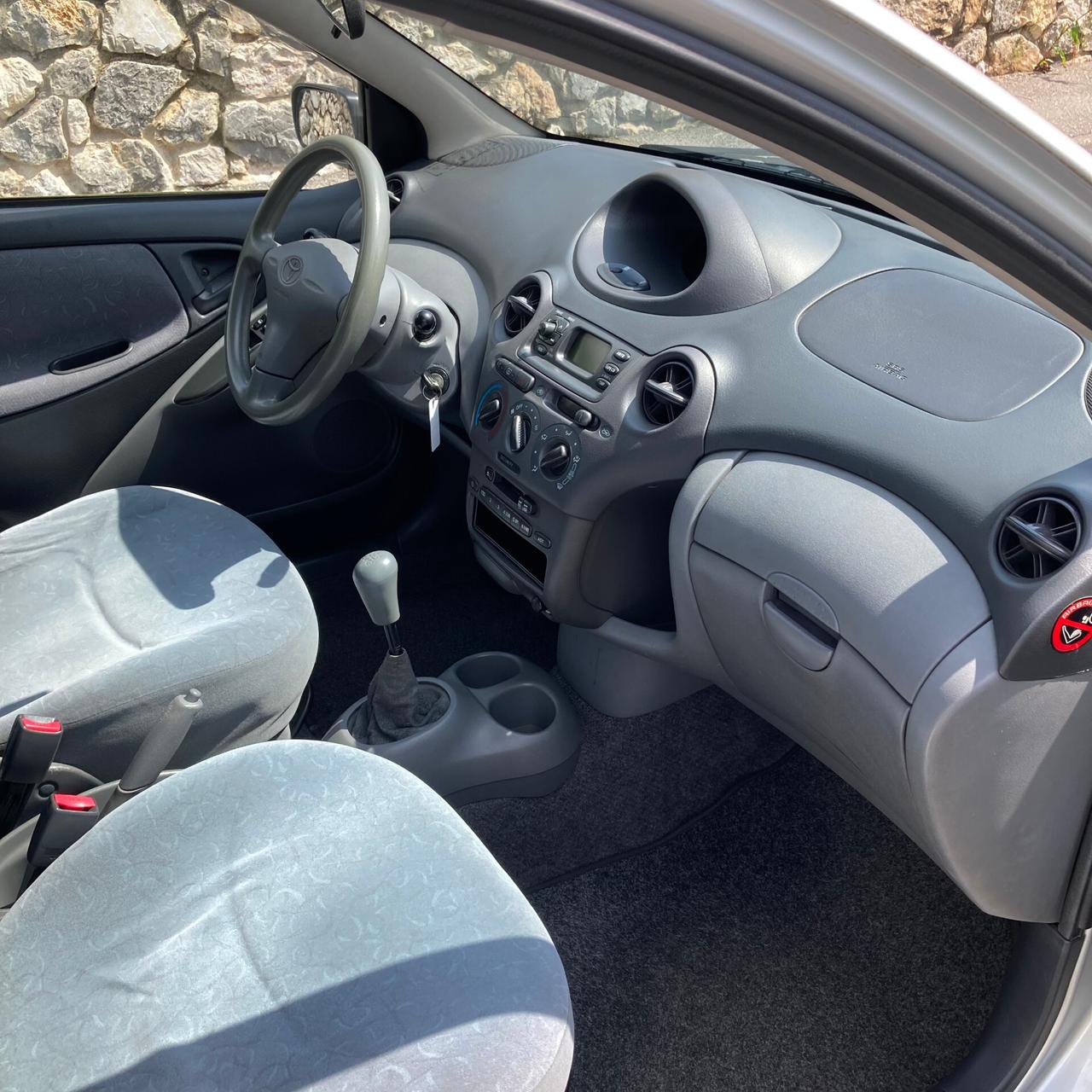 Toyota Yaris 1.0i 16V cat 5 porte Sol