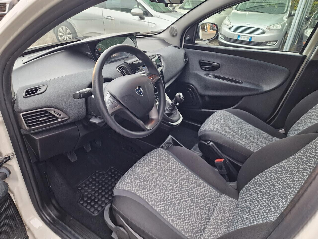 Lancia Ypsilon 1.0 FireFly S&S Hybrid Ecochic Silver