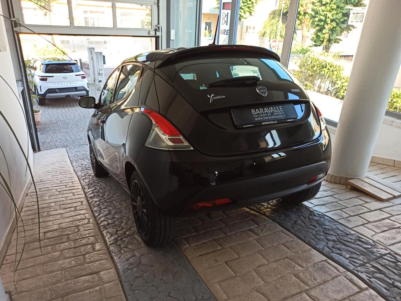 Lancia Ypsilon 1.0 FireFly 5 porte S&S Hybrid Ecochic Silver