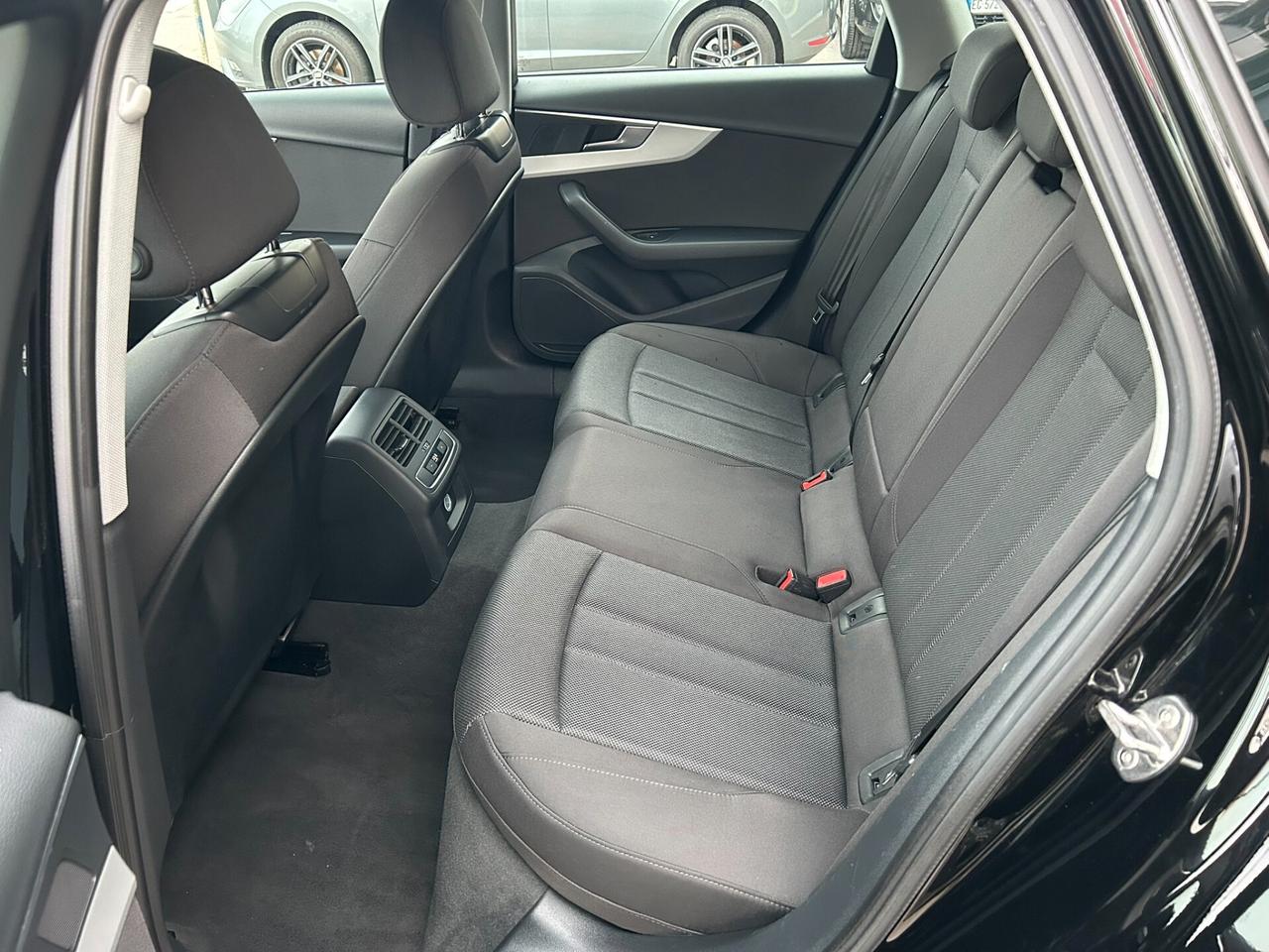 AUDI A4 Avant 30 2.0TDI 136CV S-Tronic Business Mhev