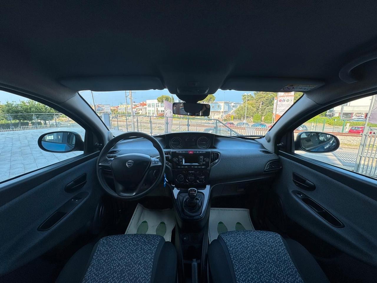 Lancia Ypsilon 1.0 5 porte Hybrid Silver