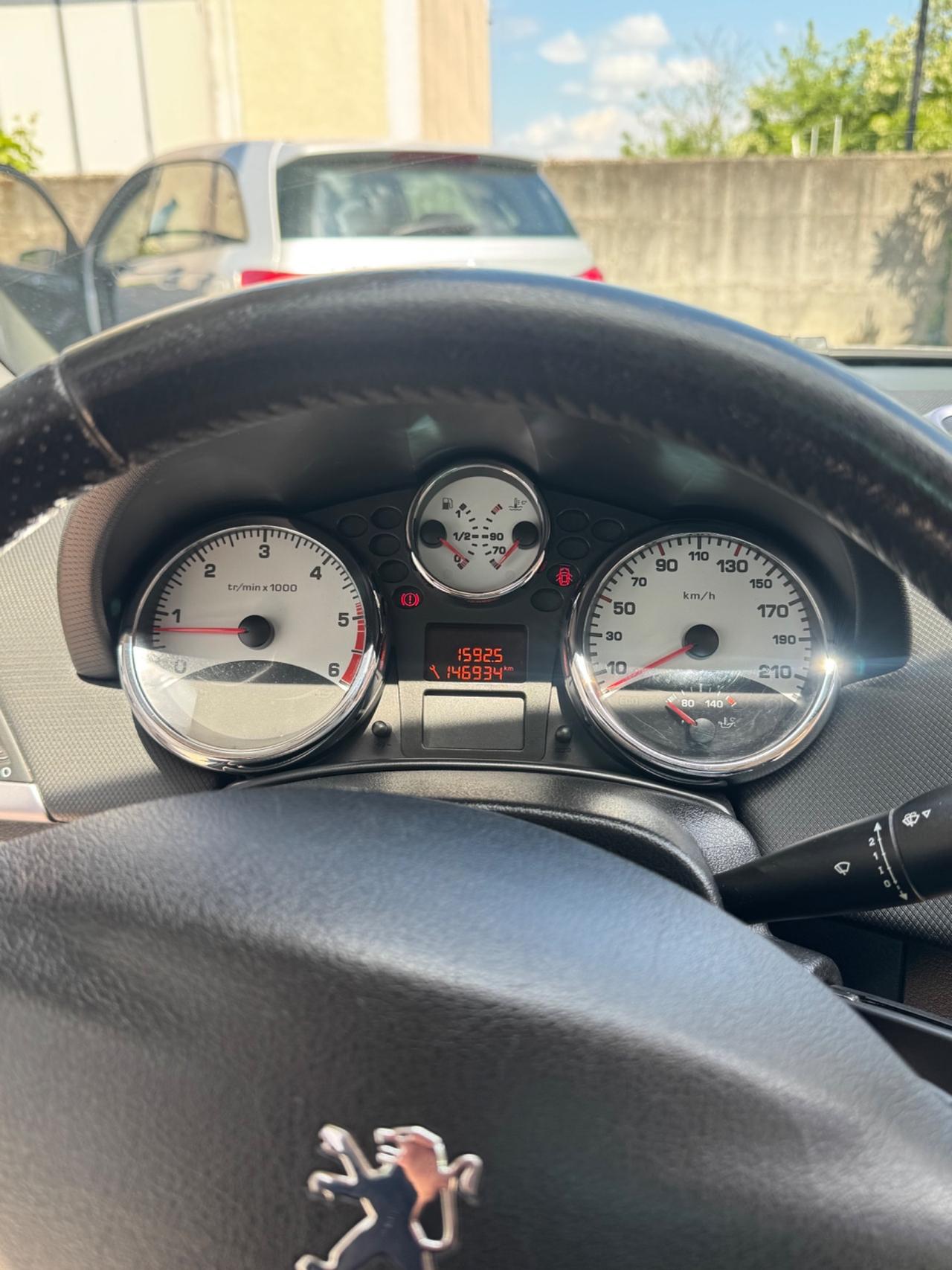 Peugeot 207 1.6 HDi 110CV CC Féline