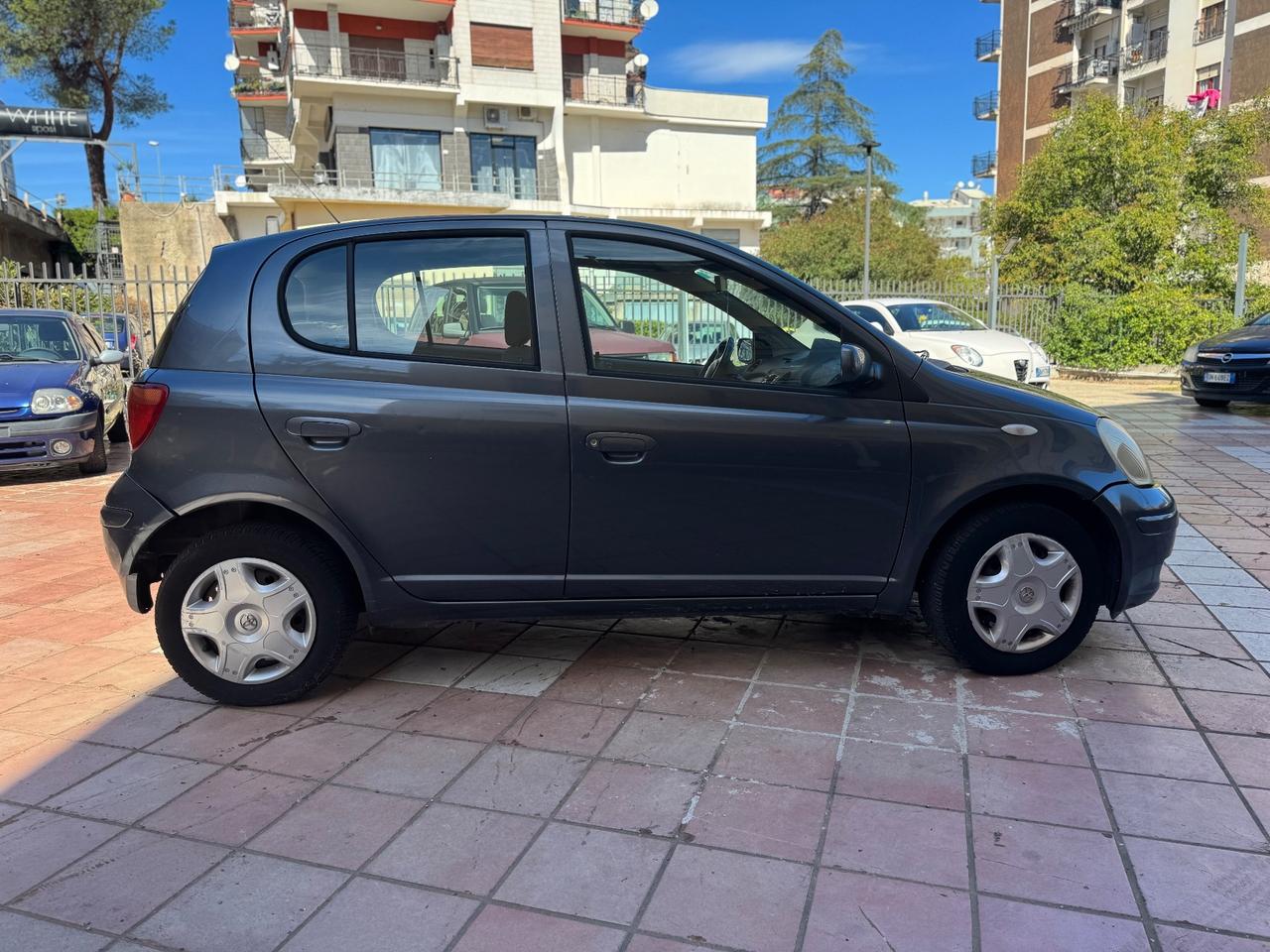 Toyota Yaris 1.0i 16V cat 5 porte Sol