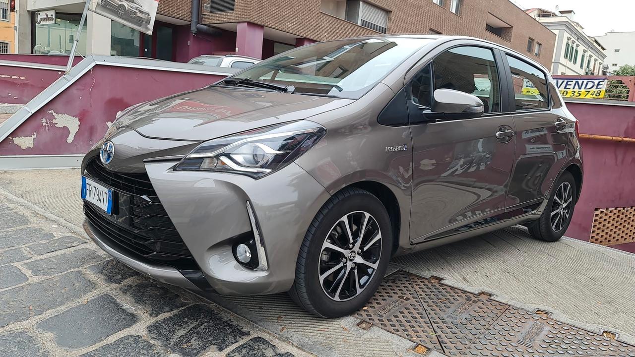 Toyota Yaris 1.5 Hybrid 5 porte Business Noleggio Giornaliero