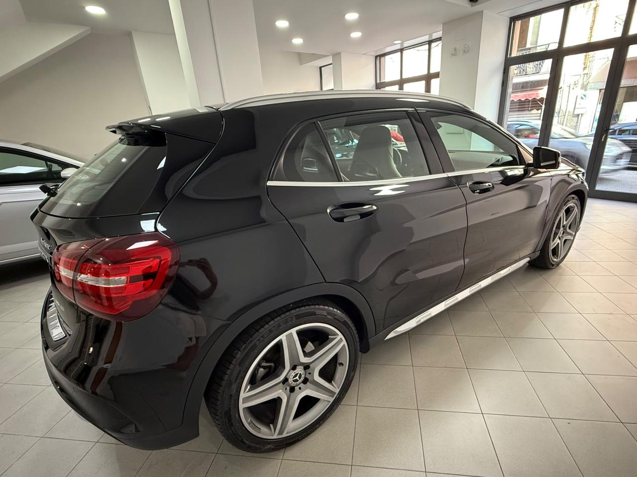 MERCEDES- BENZ GLA 200 D 136CV AMG PREMIUM PLUS 4MATIC