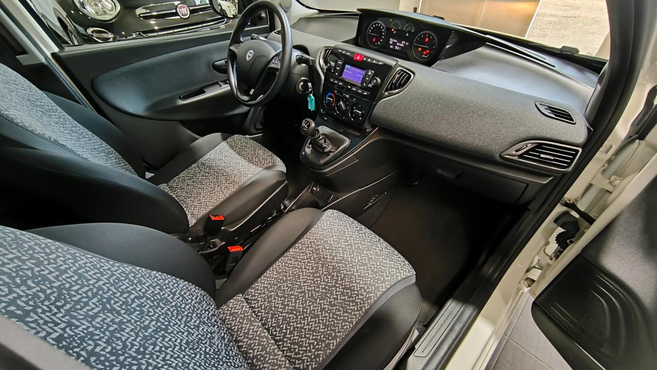 Lancia Ypsilon 1.0 FireFly 5 porte S&S Hybrid Ecochic Silver