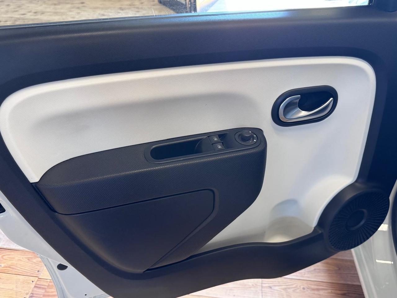 Renault Twingo 1.0 65cv NEOPATENTATI , LED NAVI CLIMA AUTO, UNIPRO