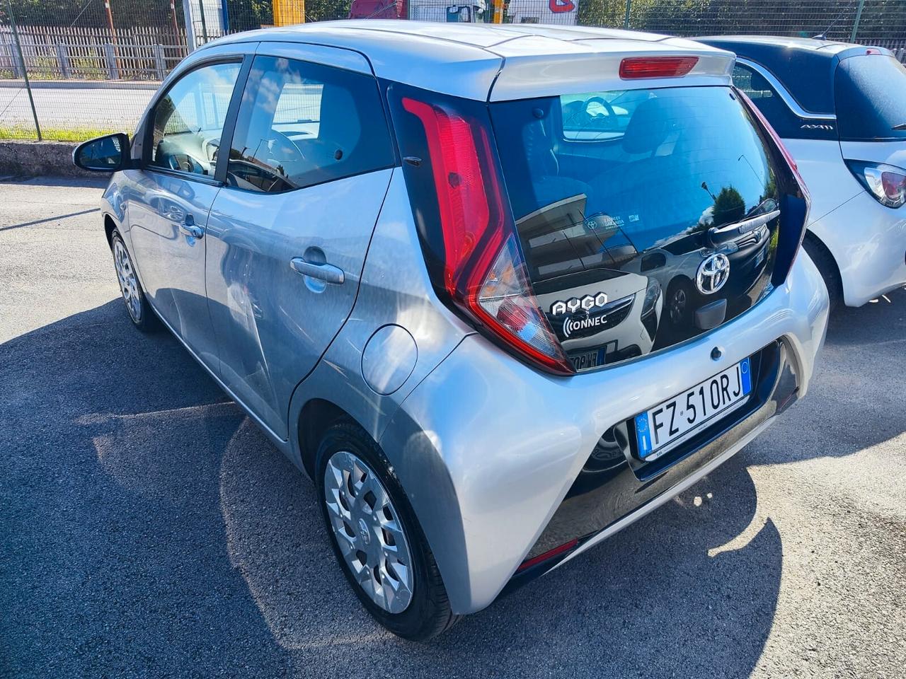 Toyota Aygo Connect 1.0 VVT-i 72 CV 5 porte x-play