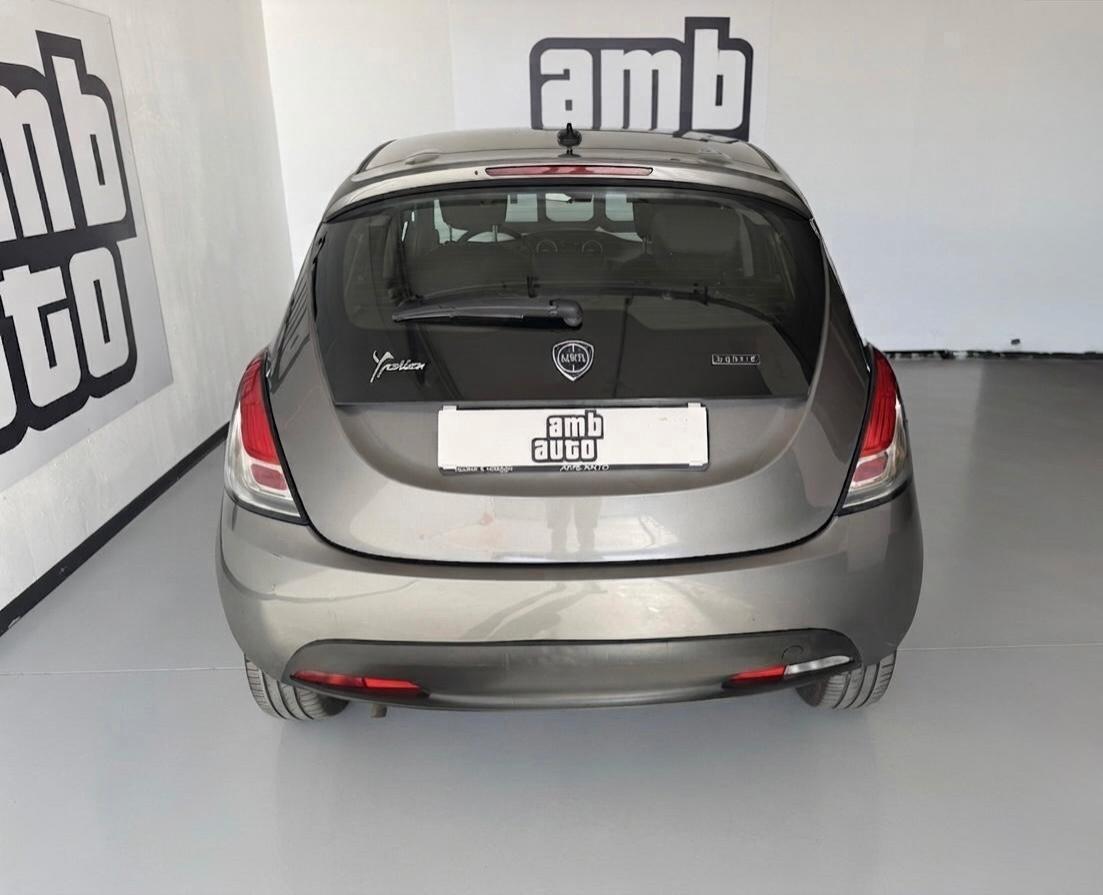 Lancia Ypsilon 5 porte Hybrid Silver