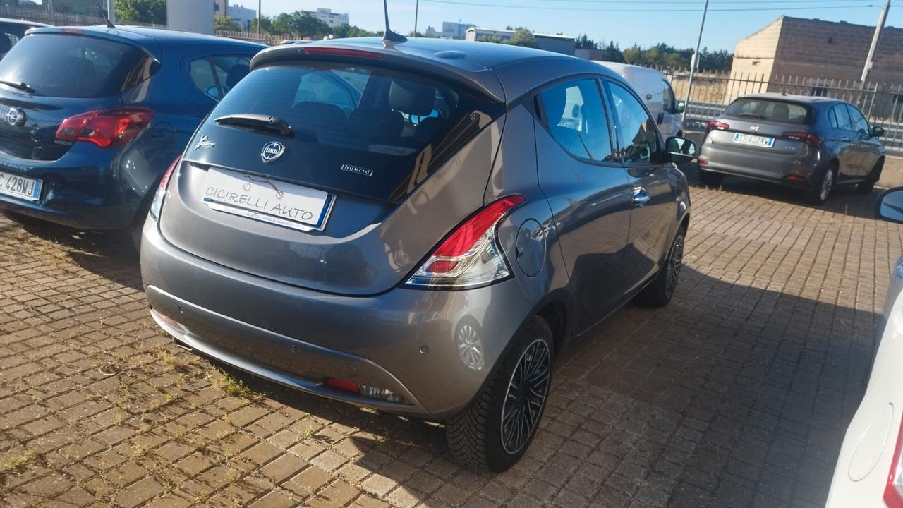 Lancia Ypsilon 1.0 FireFly 5 porte S&S Hybrid Ecochic Gold