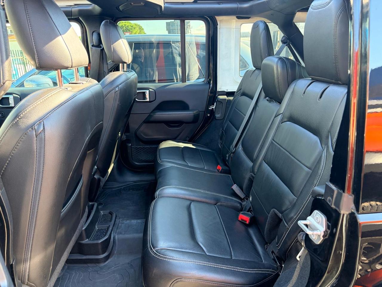 Jeep Wrangler Unlimited 2.2 Mjt II Sahara sky one-touch