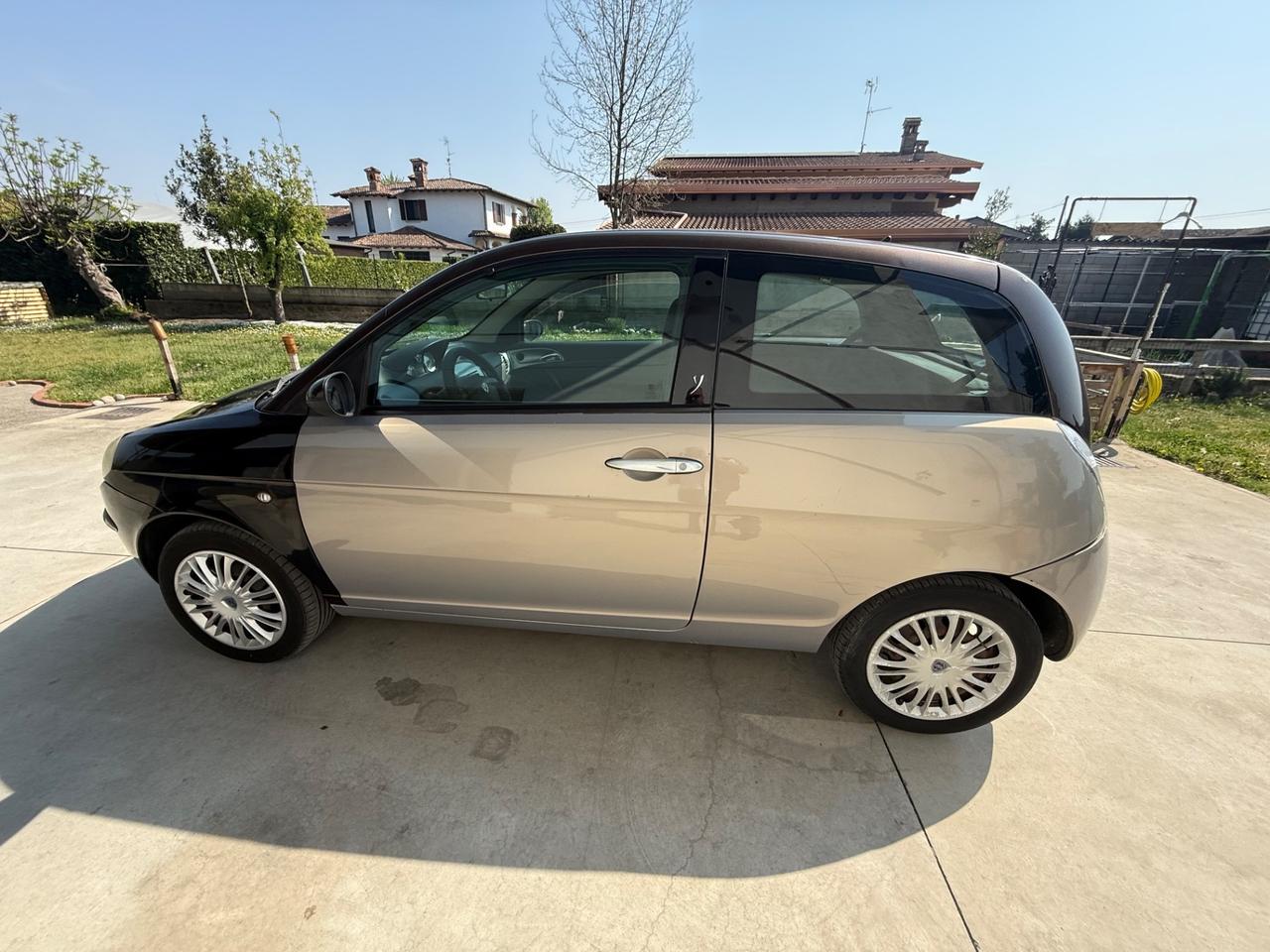 Lancia Ypsilon 1.3 MJT 75 CV Versus