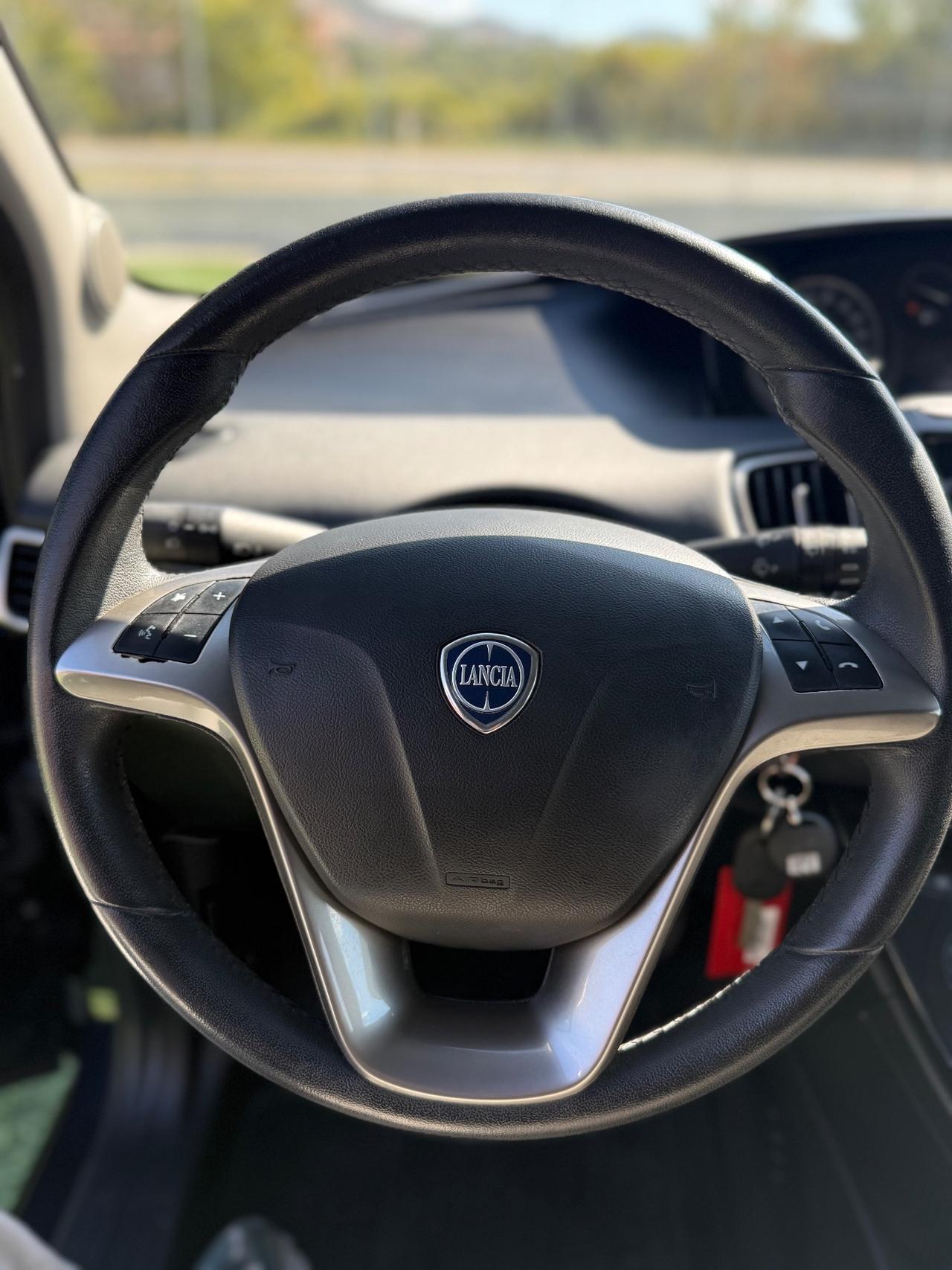 Lancia Ypsilon 1.0 5 porte Hybrid Gold