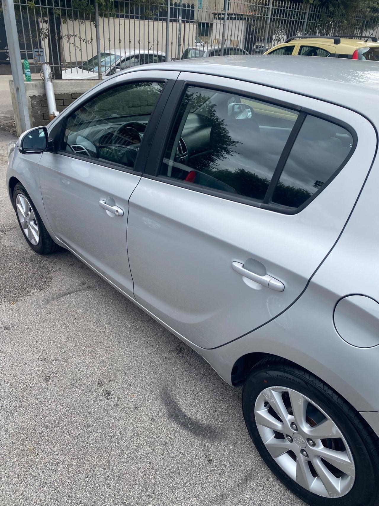 Hyundai i20 1.4 CRDi Anno 2013 Full Navi Led
