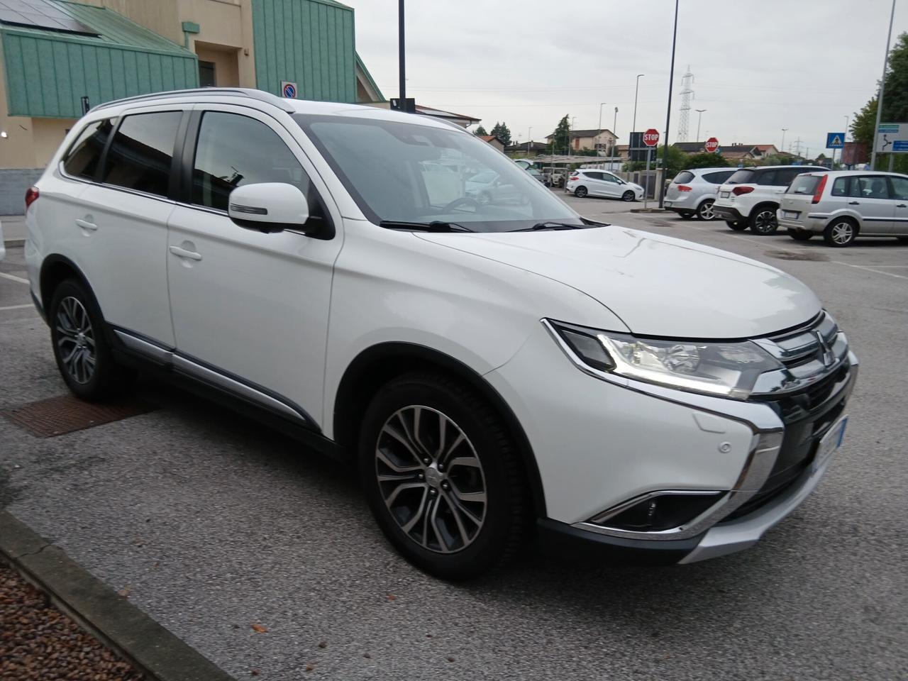 Mitsubishi Outlander 2.2 DI-D 4WD Instyle Plus SDA 7 posti tua a € 199 mese